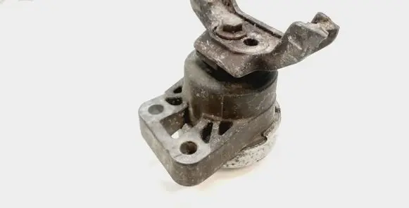 Volvo V50 Engine mount bracket
