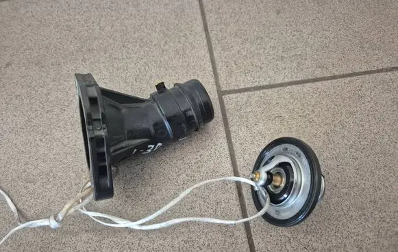 Hyundai i30 fastback Thermostat housing 2563103800