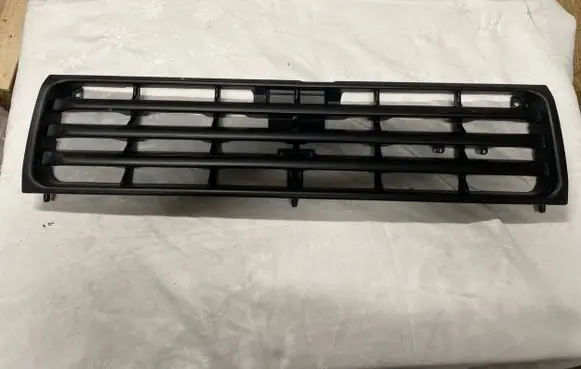 Mitsubishi Pajero Front bumper upper radiator grill