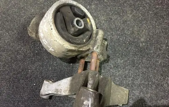 Mitsubishi Carisma Engine mount bracket