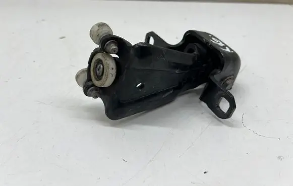 Mercedes-Benz Vito Viano W447 Sliding door middle roller runner A4477600447