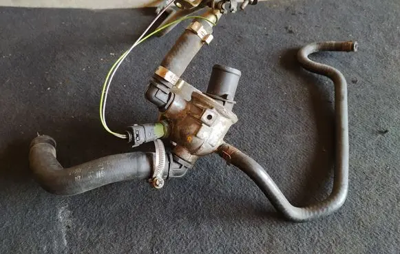 Thermostat/thermostat housing