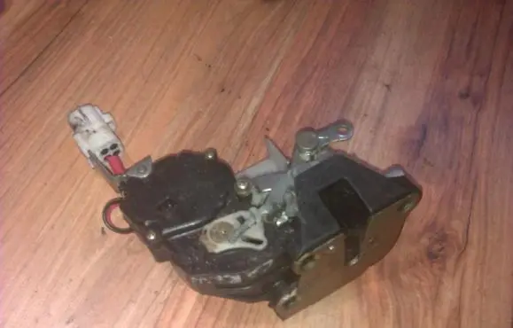 Mitsubishi Carisma Front door lock
