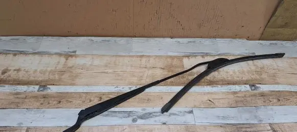 Volkswagen Golf IV Front wiper blade arm 1J1955409A 1J1955409