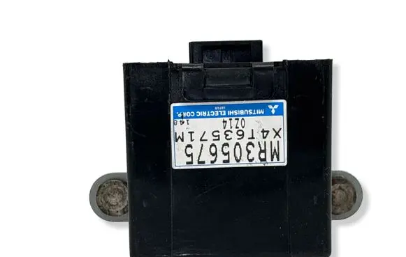 Mitsubishi Pajero Door central lock control unit/module MR305675