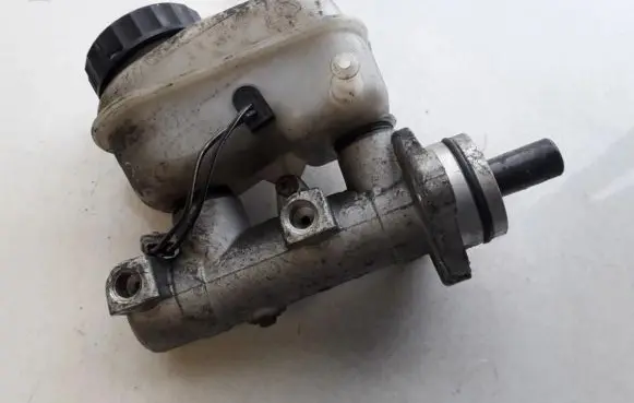 Master brake cylinder