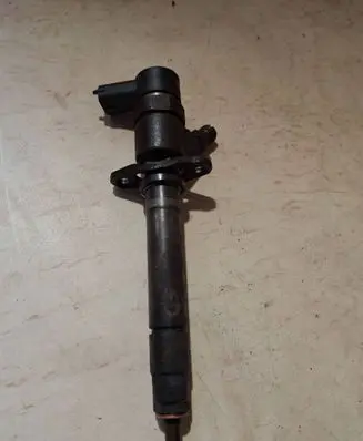 Volvo S60 Fuel injector 8658352