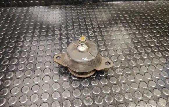 Engine mount bracket