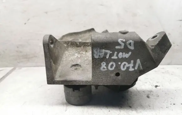 Volvo V70 Engine mounting bracket