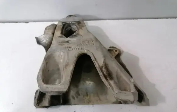 BMW X5 F15 Engine mounting bracket 6864614