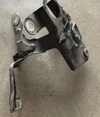 BMW 8 G14 Fender mounting bracket 7475628