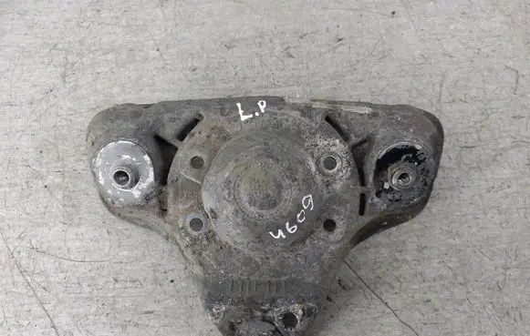 Volkswagen PASSAT B5.5 Front upper strut mount 8D0412383E