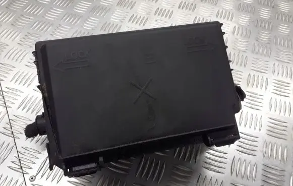 Opel Meriva B Fuse box cover 13292736