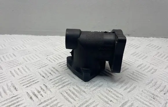 Toyota Avensis T270 Thermostat housing 163230R011 163230R011A 163200R020