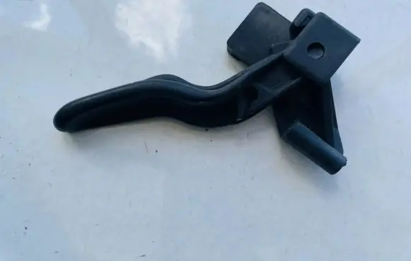 Opel Zafira A Engine bonnet (hood) release handle