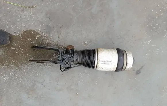 Audi Q7 4L Front air suspension shock absorber 7L8616039