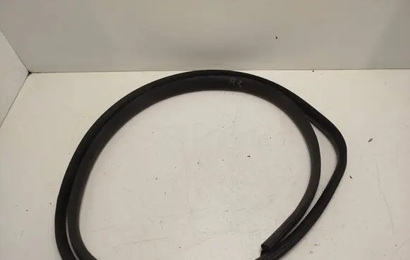 Renault Twingo III Rear door rubber seal (on body) 
