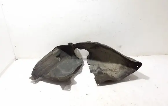 Front wheel arch liner splash guards