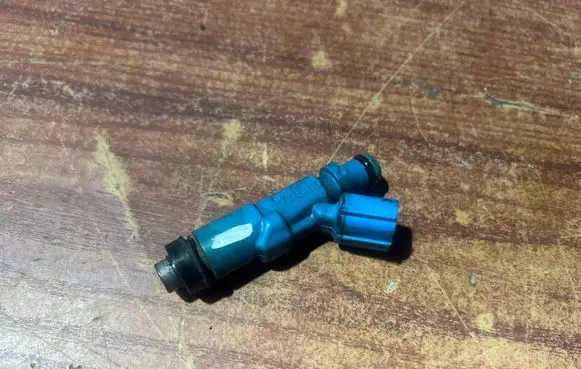 Toyota Yaris Fuel injector 23250-23020