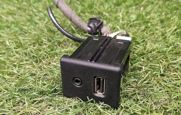 Opel Zafira C AUX in-socket connector 20868798