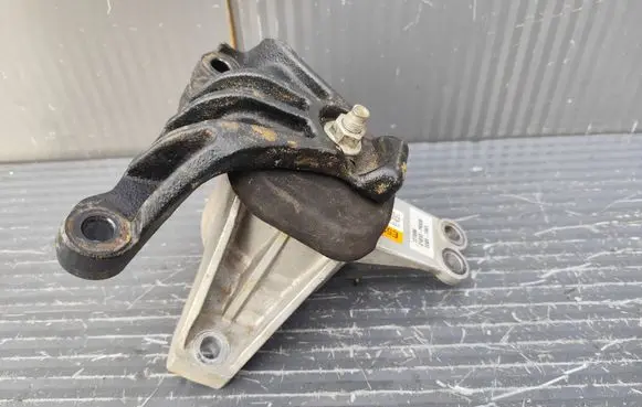 KIA Sportage Engine mount bracket 21810P0520