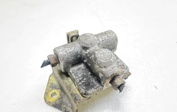 Toyota Yaris Brake power pressure regulator 