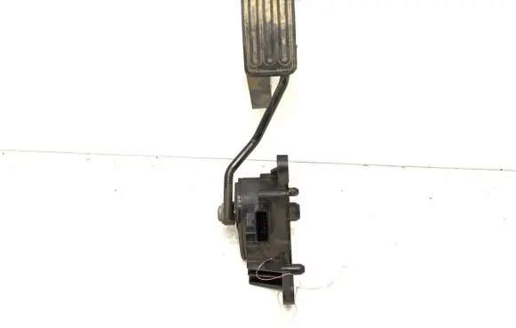 Accelerator throttle pedal