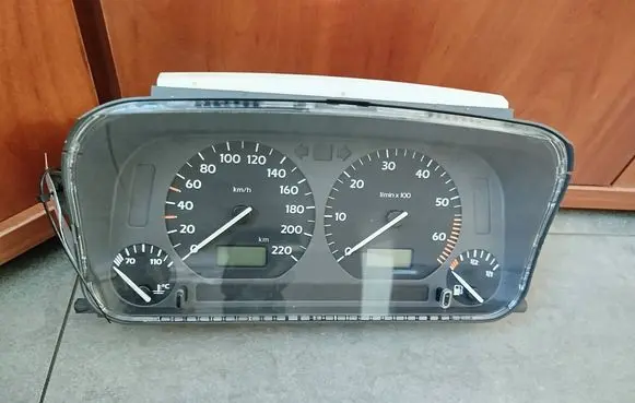 Volkswagen Golf III Speedometer (instrument cluster) 87001262 88311188