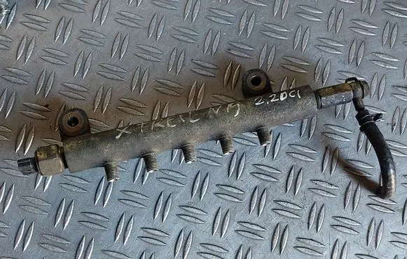 Nissan X-Trail T30 Fuel main line pipe