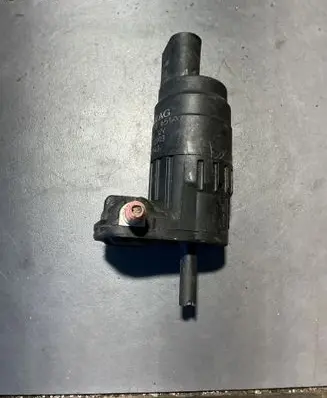 Volkswagen Golf V Windscreen/windshield washer pump 1T0955651A 005437