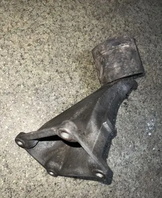 BMW 5 E34 Engine mounting bracket 1135948