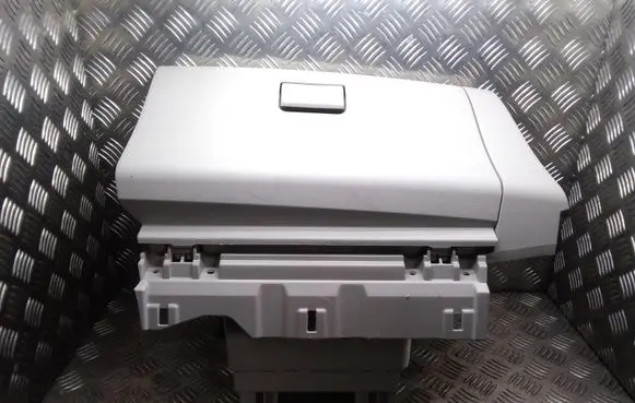 Nissan Leaf I (ZE0) Glove box