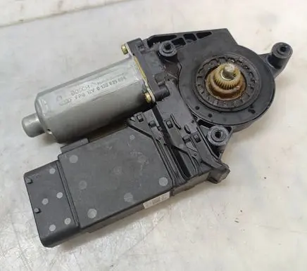 Volkswagen PASSAT B5 Front door window regulator motor 0130821694 119107100