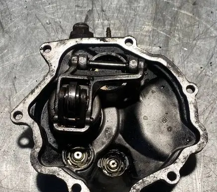 Mercedes-Benz E W124 Vacuum pump 0002303065 OM602 PIERBURG