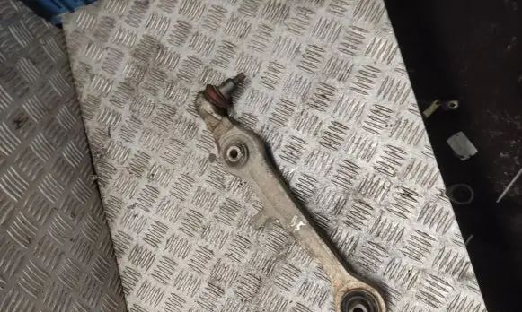 Volkswagen Golf V Front control arm 4d0407155p