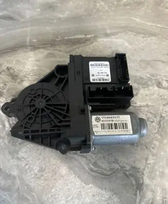 Volkswagen Touran II Front door window regulator motor 5K0959793 05075712 271011