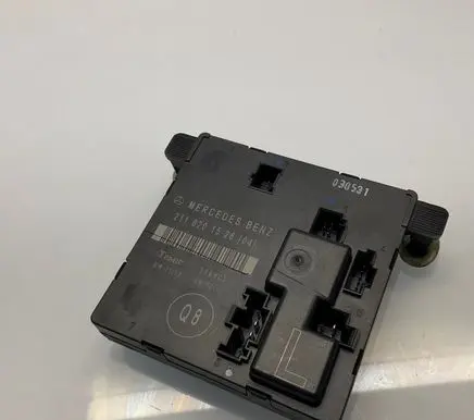 Mercedes-Benz E W211 Door control unit/module 2118201526 356805 SW39102
