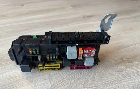 Mercedes-Benz C W204 Fuse box set A2049060205 5DK01102211 2049019702
