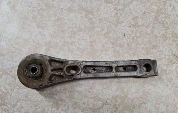 Volkswagen PASSAT B6 Engine mount bracket 3C0199855A