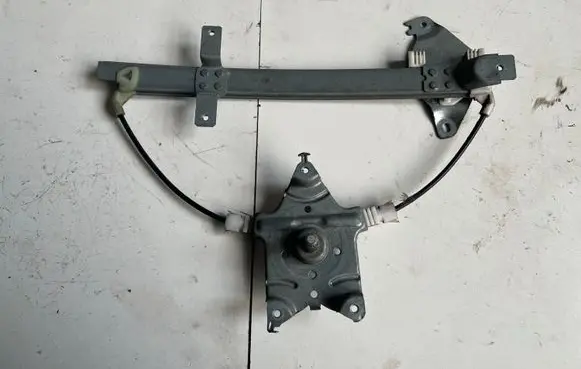 Rear door manual window regulator