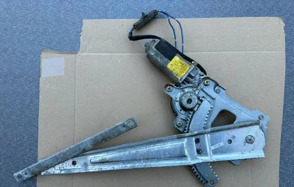 Nissan Patrol Y61 Rear window lifting mechanism without motor 82721VB012 82731VB012 82731VB011