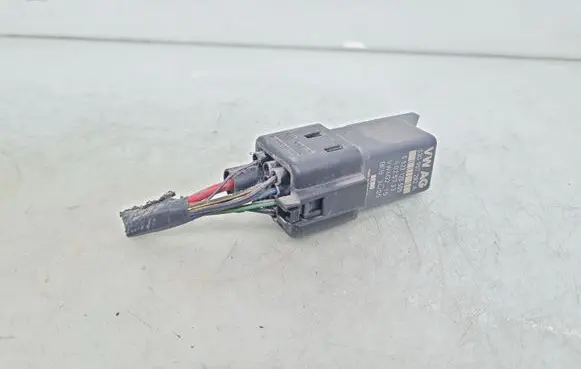 Volkswagen Golf IV Glow plug pre-heat relay 03G907282A
