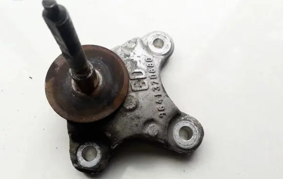 Peugeot 607 Engine mounting bracket 9641370880