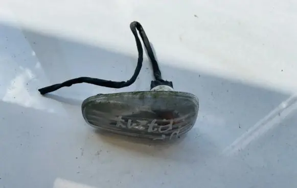 Plymouth Grand Voyager Front fender indicator light 