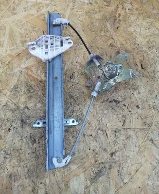 Rear door manual window regulator