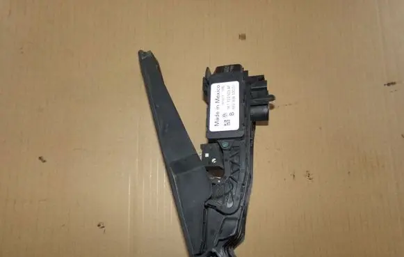 Volkswagen Jetta VI Accelerator throttle pedal 1K1723503AF