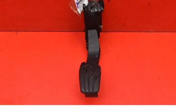 Dacia Duster Accelerator throttle pedal 180108467R