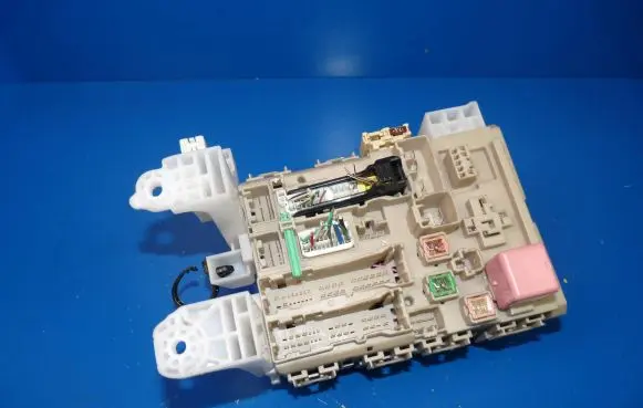 Toyota Avensis T270 Fuse module 8273005J90 480417120