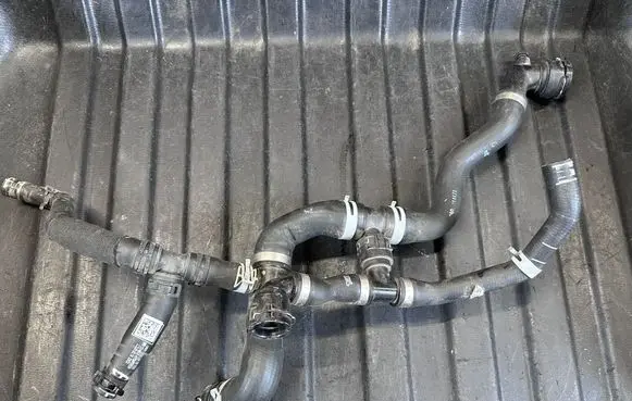 Engine coolant pipe/hose