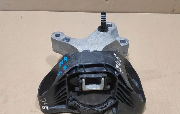 Engine mount vacuum valve